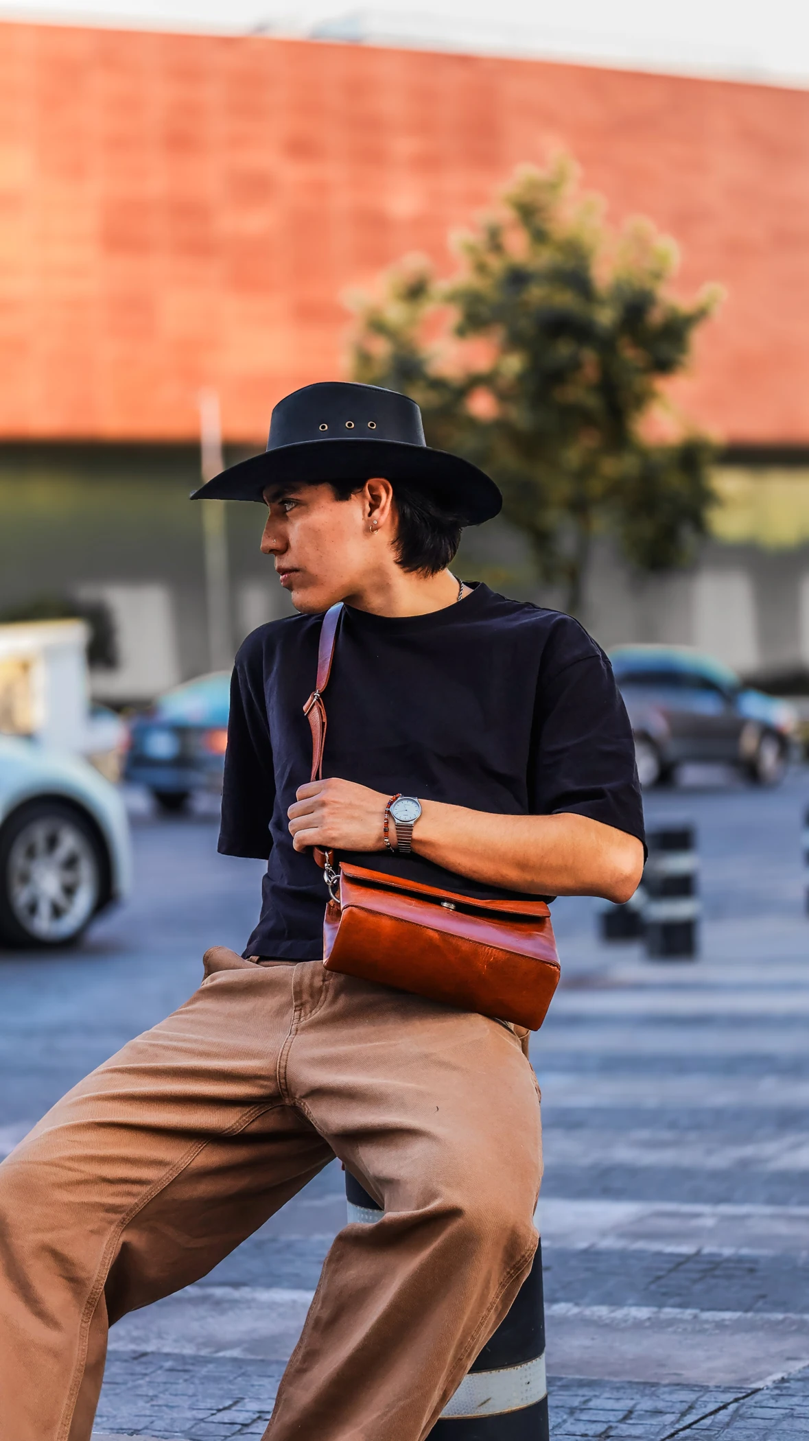 Bolso Martha cognac en un look de ciudad